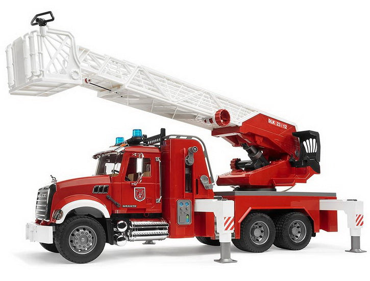 Camion de pompier Mack avec nacelle et pompe à eau