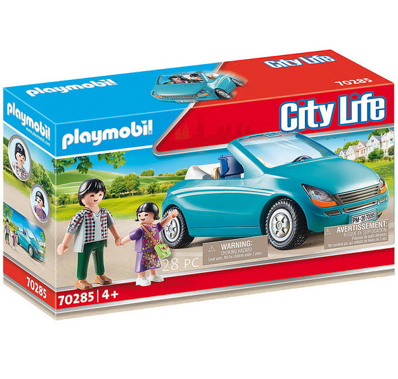 Papa avec enfant et voiture cabriolet