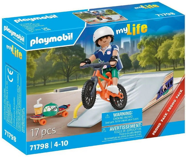 Rider avec rampe, skate et BMX